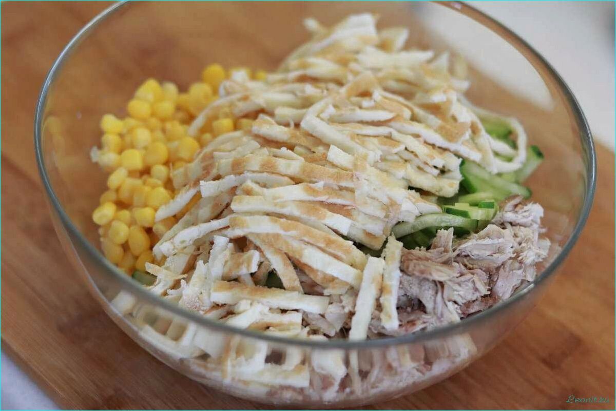 Как приготовить вкусный салат с копченой курицей и свежим огурцом  