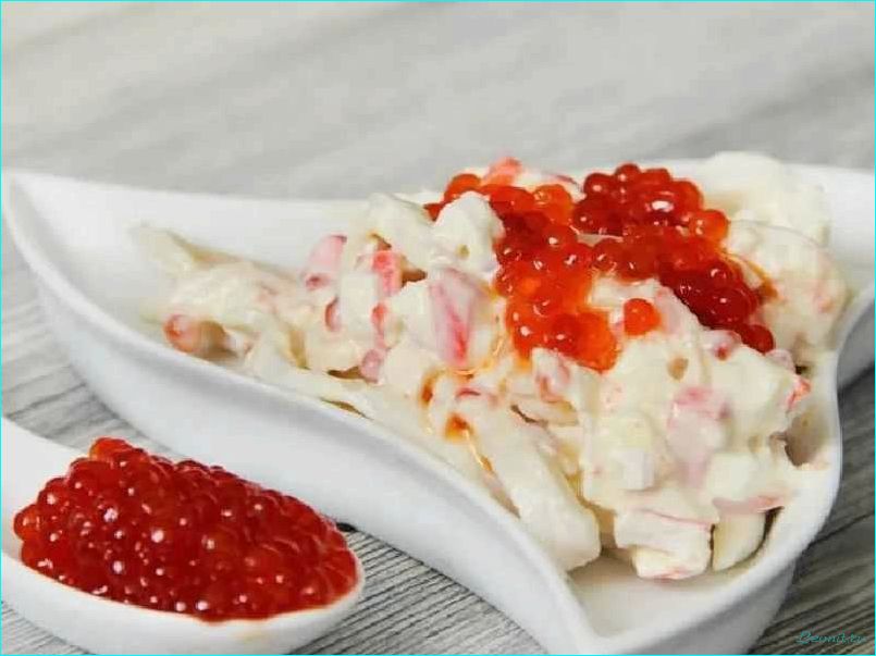 Приготовьте вкусный салат с нежными кальмарами и роскошной красной икрой  
