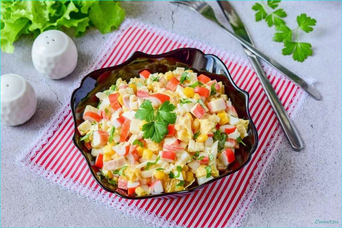 Идеальный рецепт теплого салата с нежными крабовыми палочками 